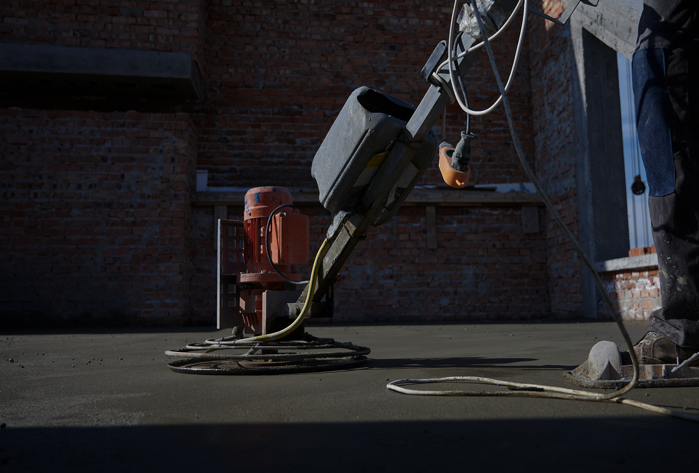 Betonservice-Benelux is al meer dan 35 jaar dé specialist in betonreparatie, injectietechnieken en kelderafdichting. Met een ervaren team,